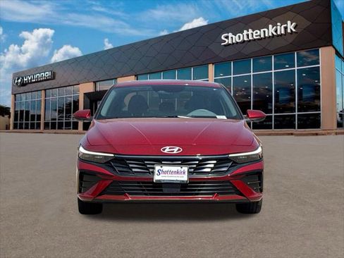 Certified 2025 Hyundai Elantra SEL image 2