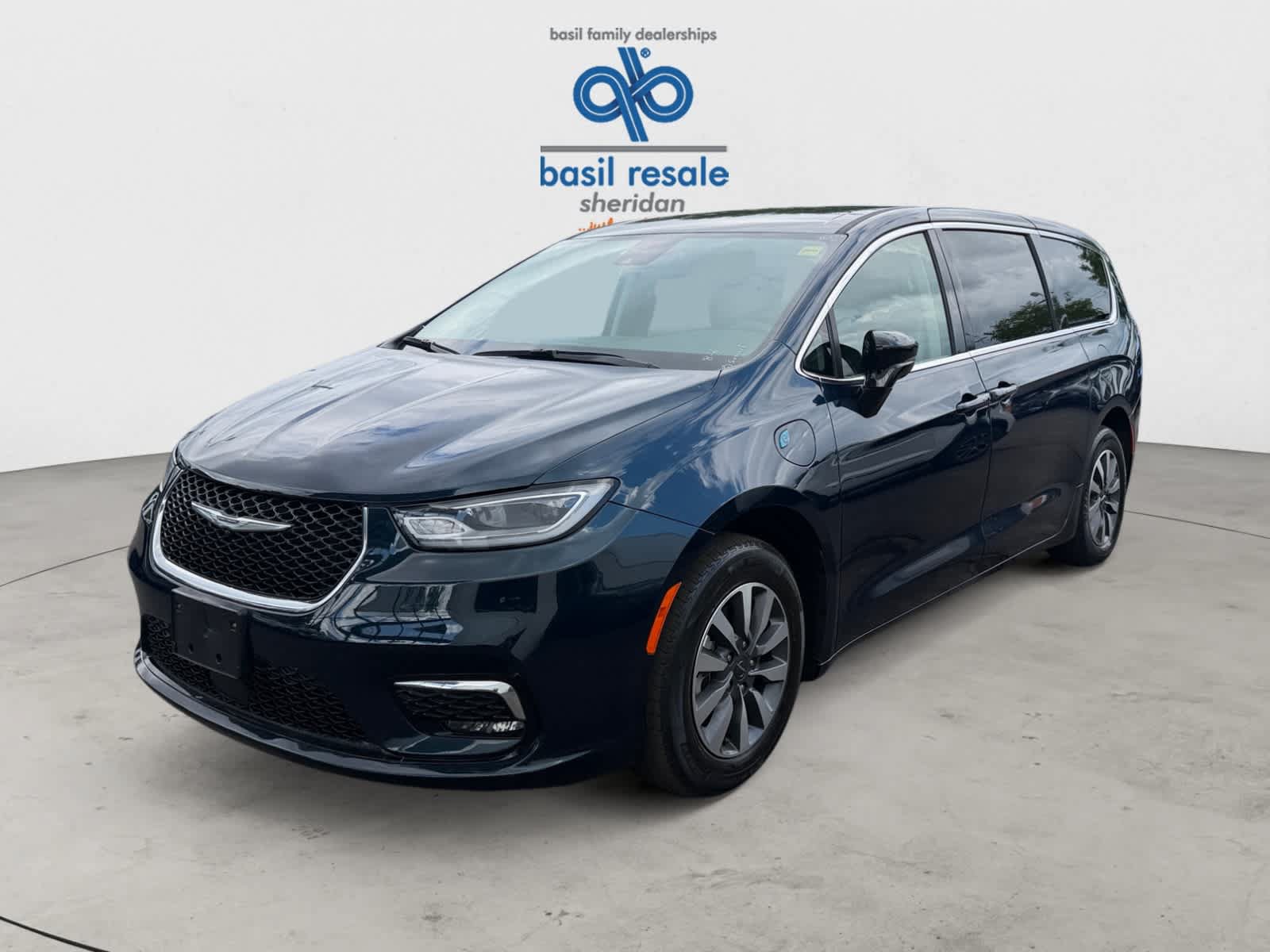 Used 2024 Chrysler Pacifica Limited FWD image 2