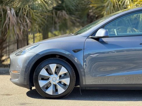 Used 2021 Tesla Model Y Long Range image 10