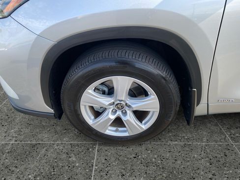 Used 2023 Toyota Highlander LE AWD/4WD image 14