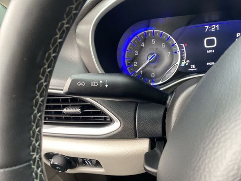 Used 2024 Chrysler Pacifica Touring-L FWD image 23