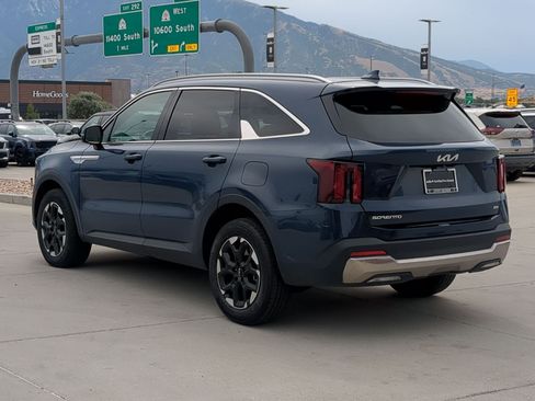 Certified 2024 Kia Sorento S w/ Panoramic Sunroof Package AWD/4WD image 3