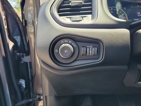Used 2019 Jeep Renegade Limited w/ UConnect 8.4 Nav Group AWD/4WD image 23