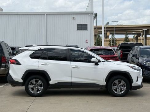 Used 2022 Toyota RAV4 XLE FWD image 3