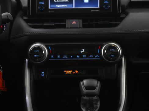 Used 2021 Toyota RAV4 LE AWD/4WD image 16