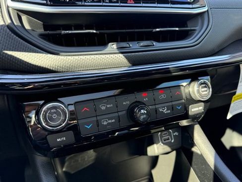 New 2025 Jeep Compass Latitude w/ Sun & Sound Group image 4