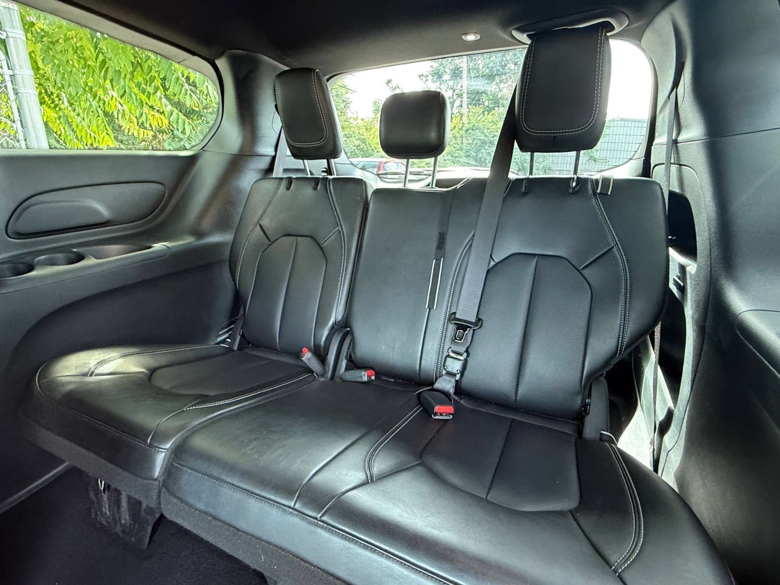 Used 2025 Chrysler Pacifica Select FWD image 30