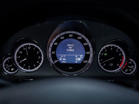 Used 2010 Mercedes-Benz E 550 4MATIC Sedan image 36