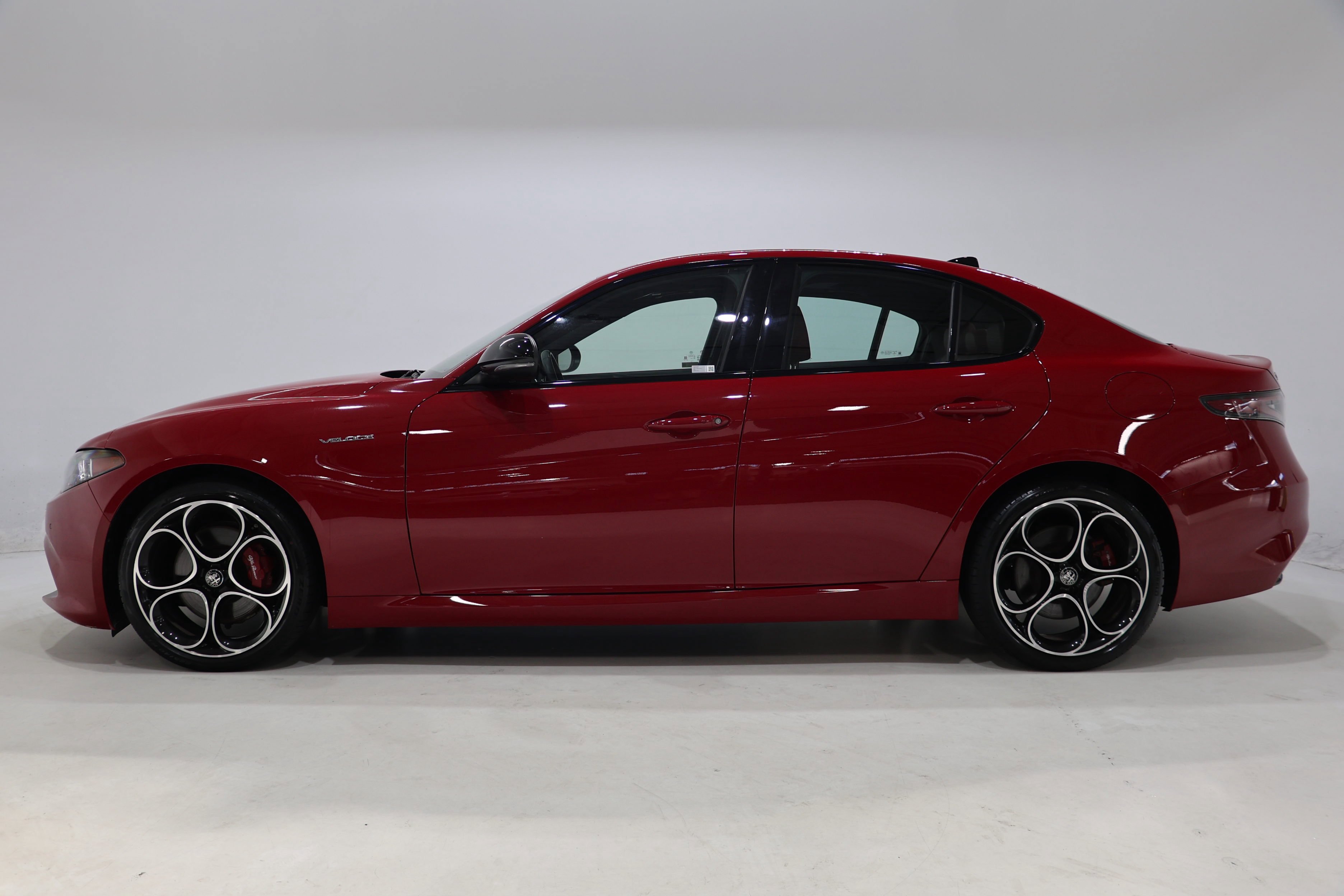 Certified 2024 Alfa Romeo Giulia Veloce AWD/4WD image 4