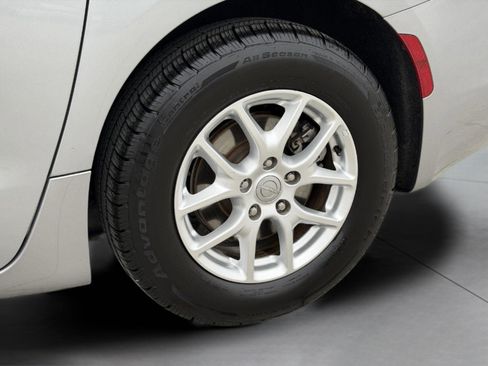 Used 2020 Chrysler Voyager Lxi image 11