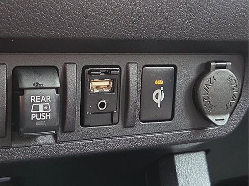 Used 2019 Toyota Tacoma TRD Sport w/ Technology Package AWD/4WD image 18