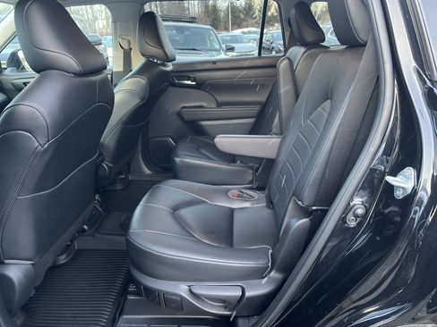 Certified 2023 Toyota Highlander XLE image 28