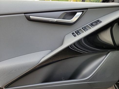 Used 2024 Kia Niro EX Touring image 8