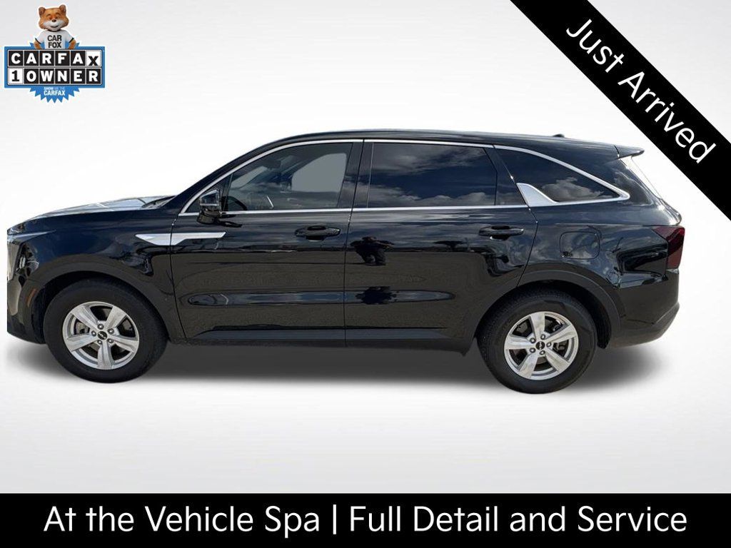 Certified 2025 Kia Sorento LX FWD image 1