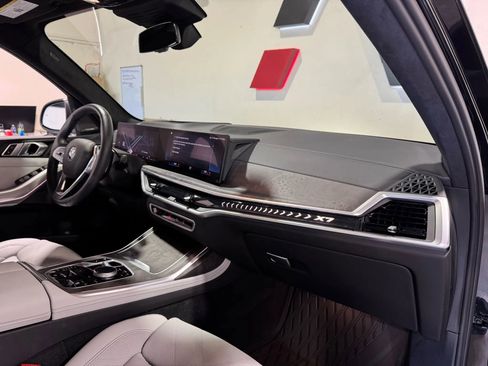 Used 2023 BMW X7 xDrive40i w/ Premium Package image 16