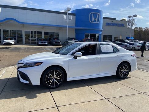 Used 2024 Toyota Camry SE image 5