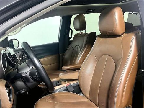 Used 2017 Chrysler Pacifica Limited w/ UConnect Theater Package FWD image 24