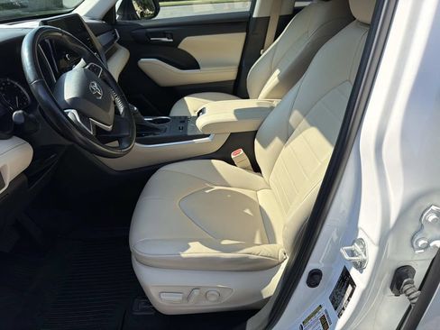 Used 2023 Toyota Highlander XLE FWD image 22