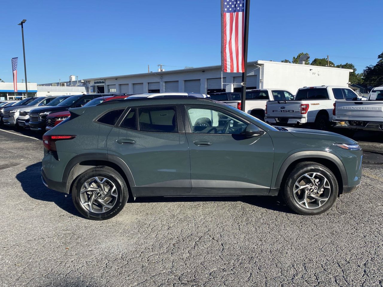 Used 2025 Chevrolet Trax LT FWD image 9