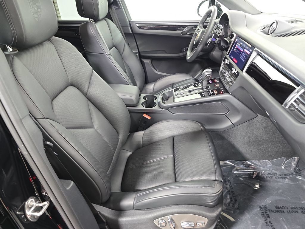 Certified 2026 Porsche Macan AWD/4WD image 27