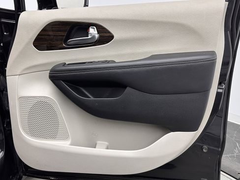 Used 2023 Chrysler Pacifica Limited image 38