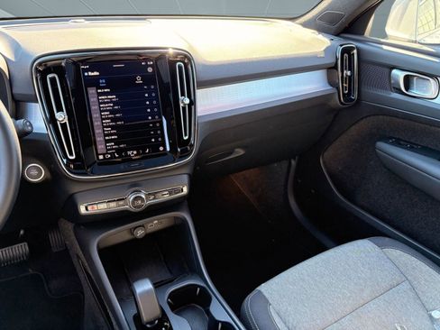 Certified 2025 Volvo XC40 B5 Core image 25