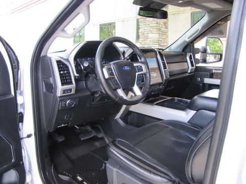 Used 2019 Ford F250 Lariat w/ Lariat Value Package image 12
