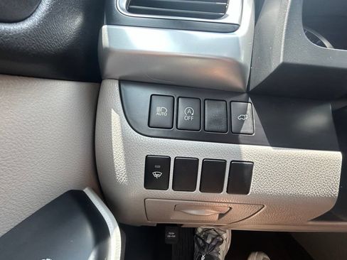 Used 2018 Toyota Highlander Plus w/ Carpet Mat Package (TMS) FWD image 23