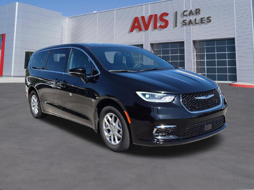 Used 2026 Chrysler Pacifica Select FWD image 3