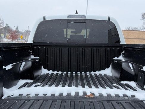 Used 2022 Toyota Tacoma TRD Off-Road image 9