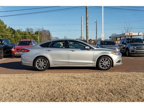 Used 2017 Ford Fusion SE image 4