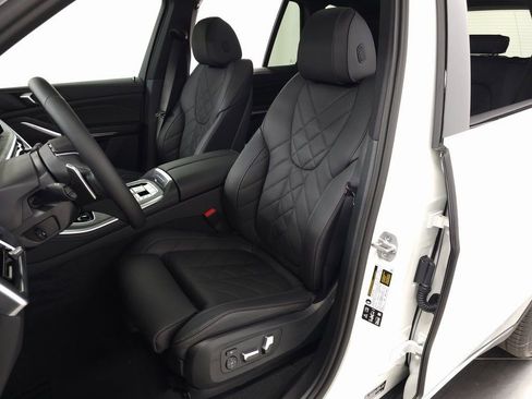 Used 2025 BMW X5 xDrive40i w/ Parking Assistance Package image 17