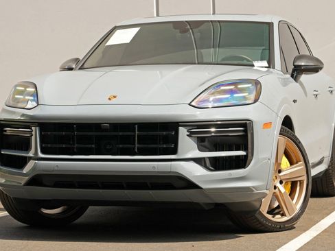 Used 2024 Porsche Cayenne Turbo AWD/4WD image 3