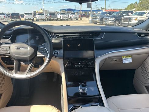 Used 2023 Jeep Grand Cherokee Limited image 10