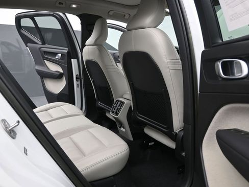 Used 2023 Volvo XC40 B4 Plus w/ Climate Package image 17