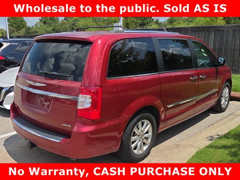 Used 2015 Chrysler Town & Country Limited Platinum FWD image 7