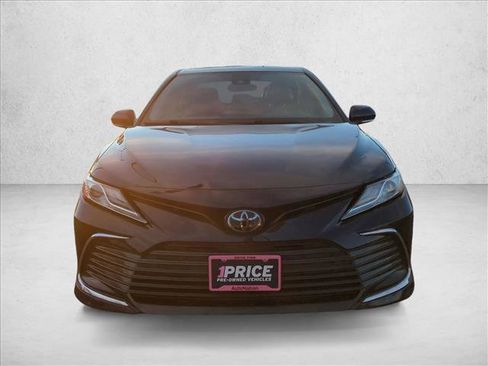 Used 2022 Toyota Camry XLE image 2