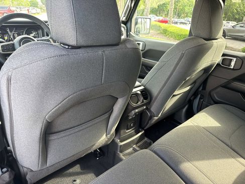Used 2025 Jeep Wrangler Unlimited Sahara AWD/4WD image 12