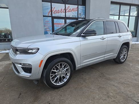 Used 2025 Jeep Grand Cherokee Summit AWD/4WD image 3
