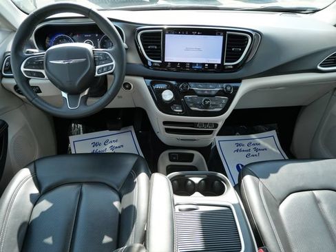 Used 2023 Chrysler Pacifica Touring-L FWD image 9