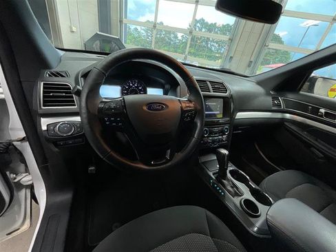 Used 2017 Ford Explorer XLT w/ Equipment Group 201A FWD image 13
