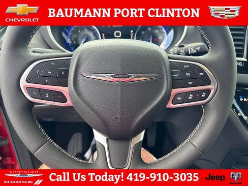 Used 2025 Chrysler Pacifica Select FWD image 15