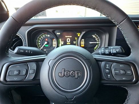 Used 2025 Jeep Wrangler Unlimited Rubicon 4xe image 25