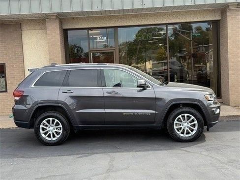 Used 2021 Jeep Grand Cherokee Laredo image 2