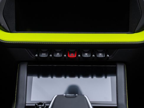 Used 2025 Lamborghini Urus SE image 30