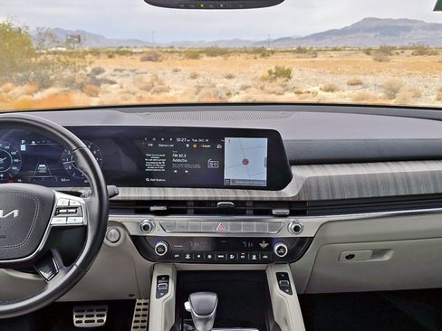 Used 2024 Kia Telluride SX w/ Towing Package image 9