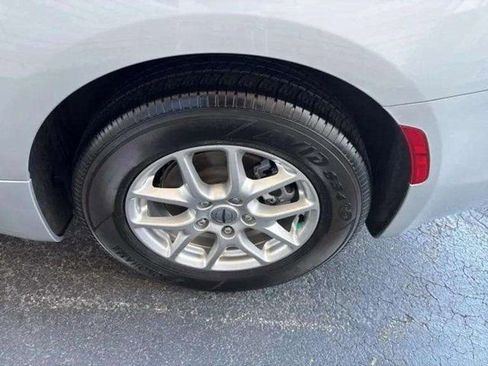 Used 2024 Chrysler Voyager LX image 15