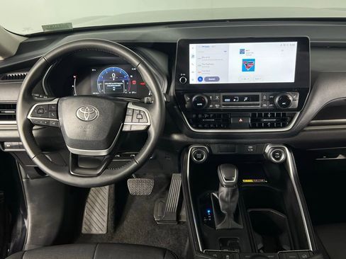 Used 2025 Toyota Grand Highlander AWD image 13