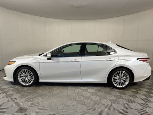 Used 2019 Toyota Camry XLE w/ Driver Assist Package FWD image 3