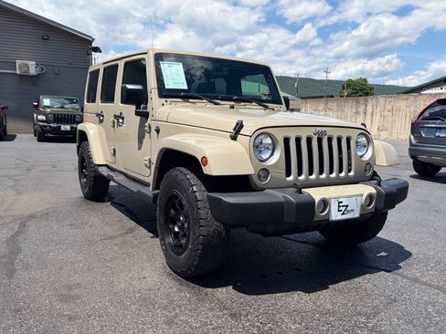 Used 2017 Jeep Wrangler Unlimited Sahara w/ Connectivity Group AWD/4WD image 2